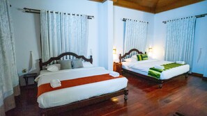 Rom – deluxe, terrasse, bassengutsikt | Skrivebord for bærbar PC og wi-fi (inkludert)