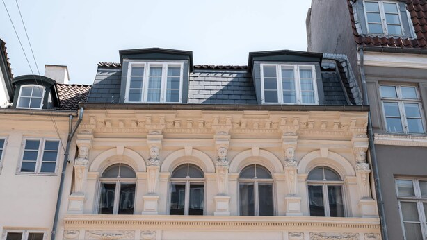 Un edificio de estilo arquitectónico clásico, con ventanas de arco y ornamentación detallada en la fachada.