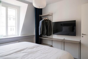 2 bedrooms, iron/ironing board, travel cot, WiFi