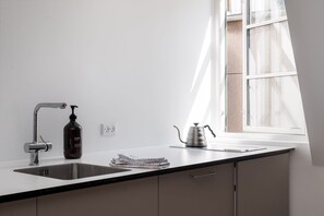 Fridge, microwave, oven, stovetop - Kings Square apt. 5 by Daniel&Jacob's (København)