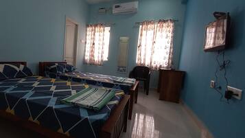 Kahden hengen deluxe-huone | Työpöytä, pimennysverhot, silitysrauta/-lauta, ilmainen Wi-Fi