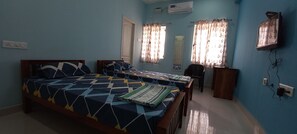 Deluxe Double Room | Desk, blackout curtains, iron/ironing board, free WiFi