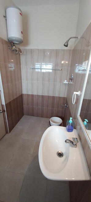 Quarto quádruplo família, vista para a colina | Banheiro | Chuveiro, produtos de toalete grátis, toalhas de banho, sabonete