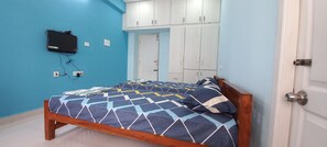 Escritorio, cortinas blackout y tabla de planchar con plancha 
