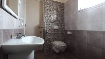 Kolmen hengen deluxe-huone | Kylpyhuone | Suihku, ilmaiset hygieniatuotteet, pyyhkeet, saippua