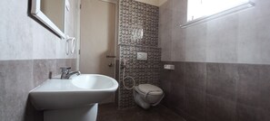 Deluxe Triple Room | Bathroom | Shower, free toiletries, towels, soap