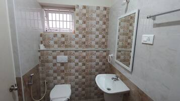 Deluxe Double Room | Bathroom | Shower, free toiletries, towels, soap