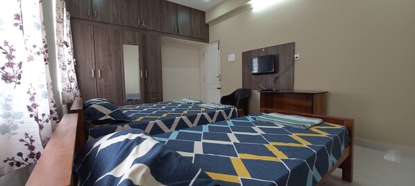 Deluxe driepersoonskamer | Een bureau, verduisterende gordijnen, een strijkplank/strijkijzer