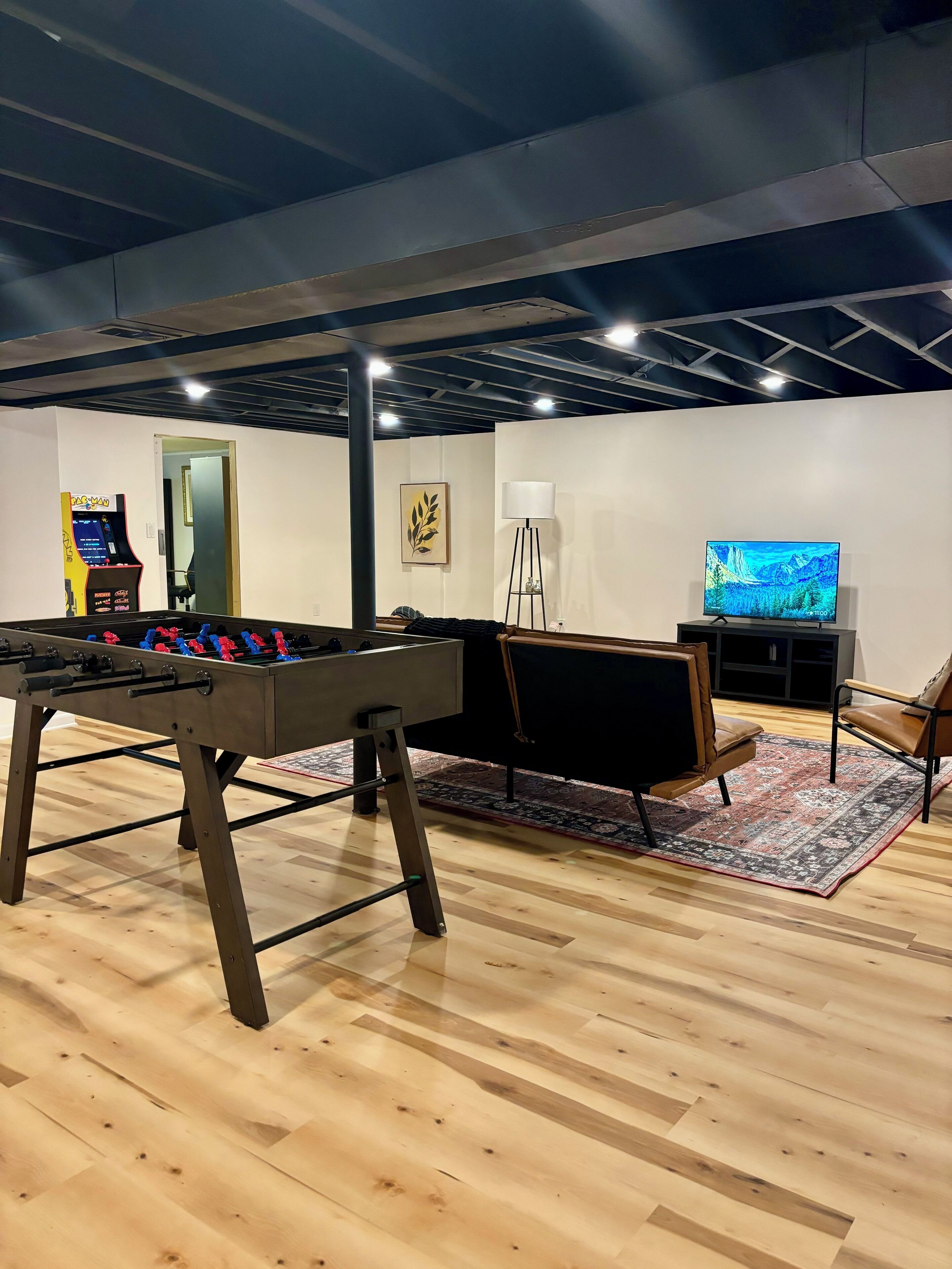Stylish family home w/ game room and arcade not far from arrowhead stadium