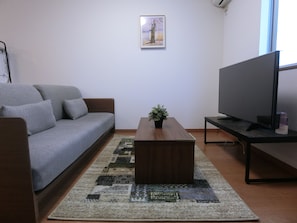 Casa de campo, varias camas, para no fumadores, balcón | Área de sala de estar | Televisión LCD de 42 pulgadas con canales digitales 