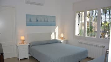 6 dormitorios, tabla de planchar con plancha, cuna de viaje