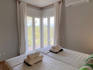 6 bedrooms, iron/ironing board, travel crib, free WiFi - At 10 Minutes/Drive from Sitges  Villa Sitges Serena. High Quality  350 M2 A/C (Sitges)