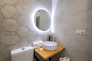 Dusj, hårføner og håndklær