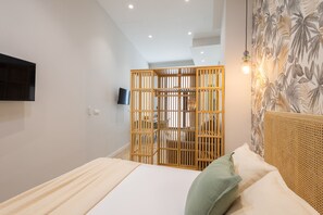 Iron/ironing board, free WiFi, bed sheets