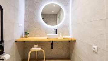 Een douche, een haardroger, handdoeken