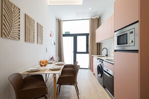 Køleskab, mikrobølgeovn, ovn, kaffe-/temaskine