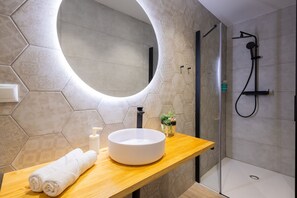Dusche, Haartrockner, Handtücher