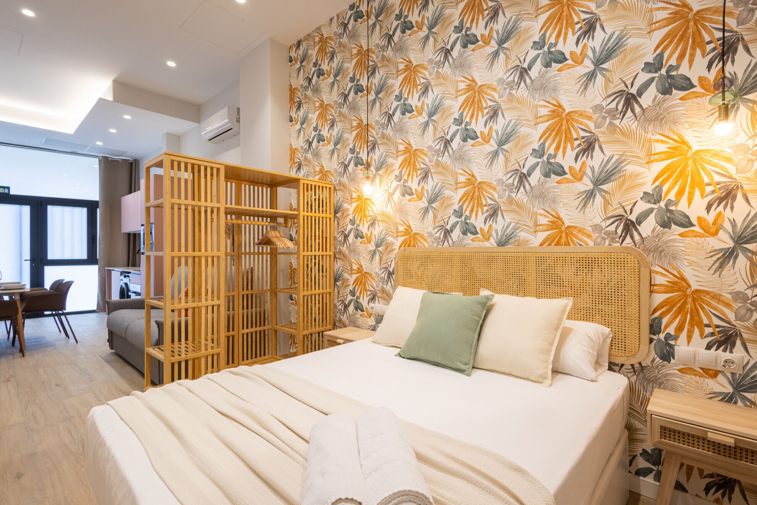 Tabla de planchar con plancha, wifi gratis y ropa de cama 