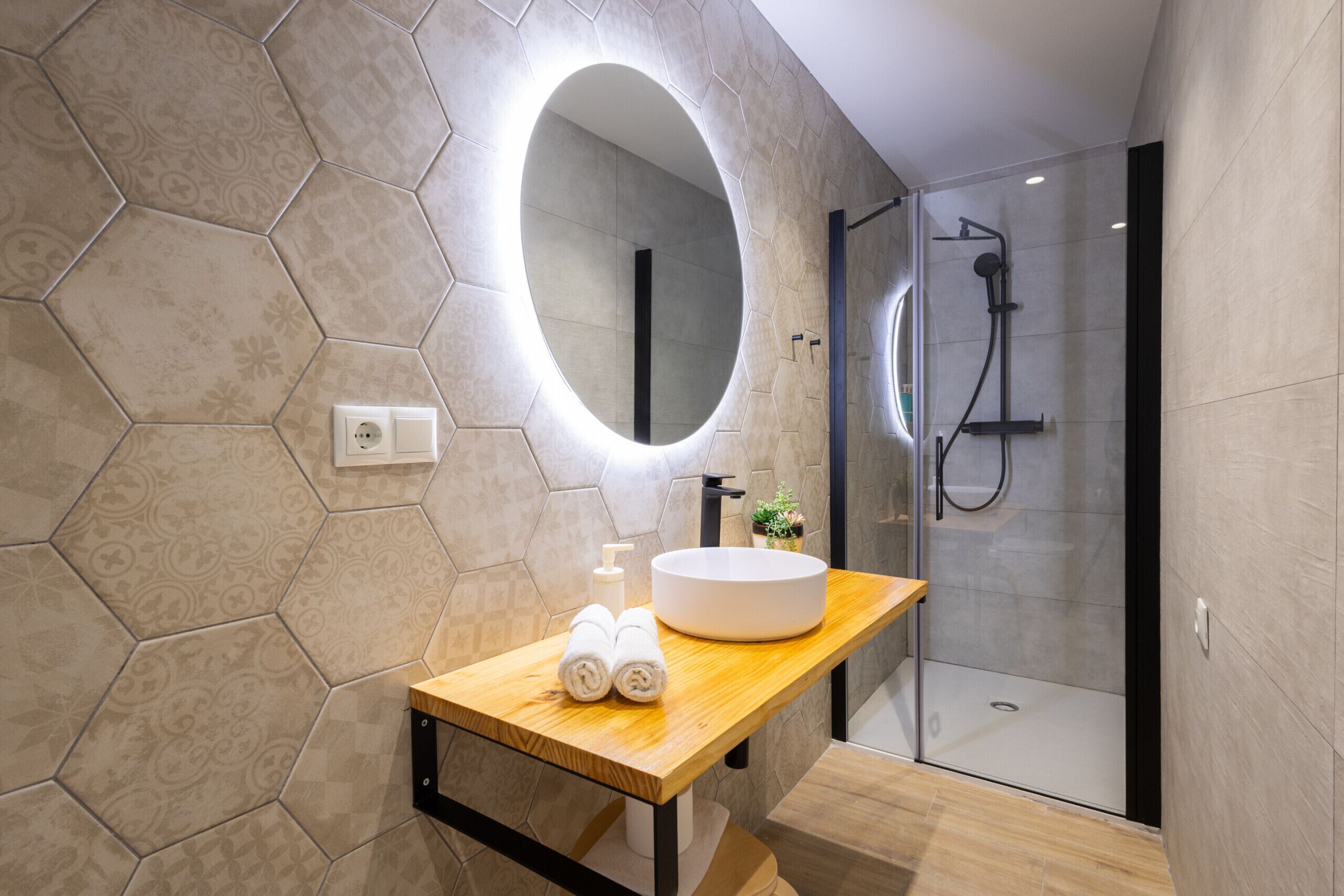 Een douche, een haardroger, handdoeken