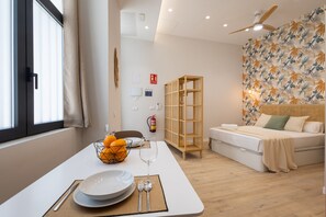 1 slaapkamer, een strijkplank/strijkijzer, gratis wifi, beddengoed