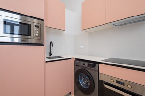 Kylskåp, mikrovågsugn, ugn och kaffe- och tebryggare