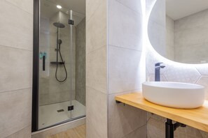 Dusch, hårtork och handdukar