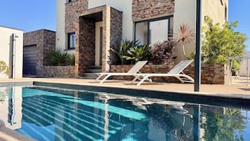 Een verwarmd zwembad