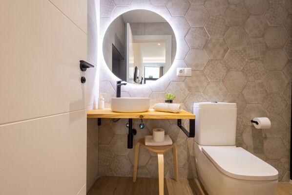 Suihku, hiustenkuivaaja, pyyhkeet