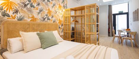 Iron/ironing board, free WiFi, bed sheets