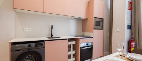 ثلاجة، ميكروويف، فرن، ماكينة لصنع القهوة/الشاي