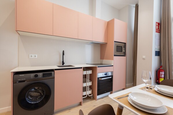 Jääkaappi, mikroaaltouuni, uuni, kahvin-/teenkeitin