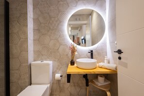 Suihku, hiustenkuivaaja, pyyhkeet