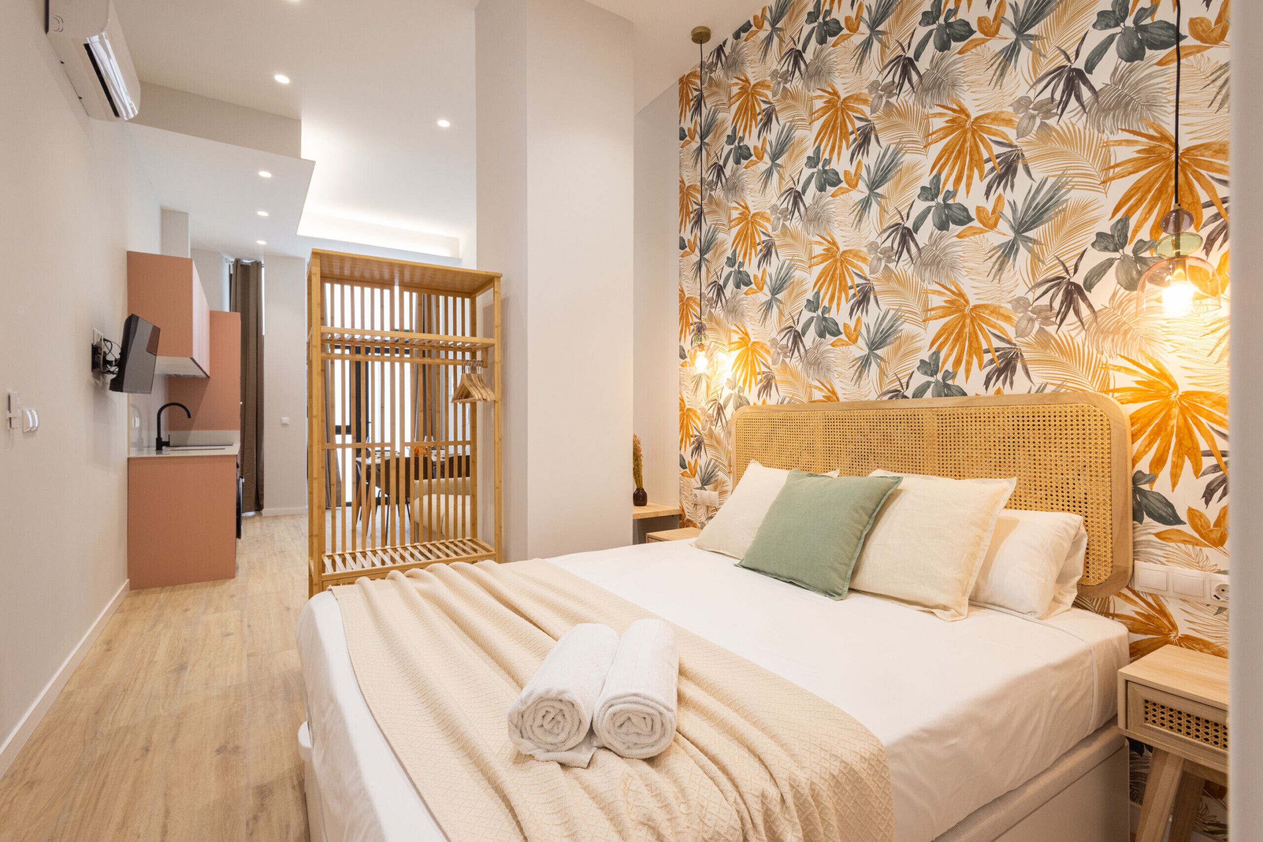 Tabla de planchar con plancha, wifi gratis y ropa de cama 