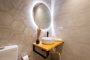 Shower, hair dryer, towels - The Trafalgar Apartment 06 by Florit Flats (Valencia)