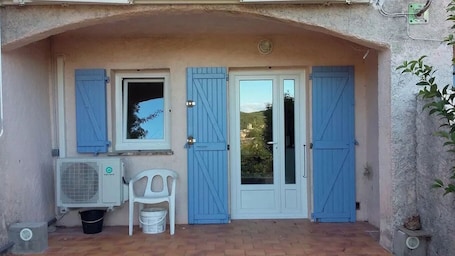 Exterior detail. Location de Vacances à Lorgues Avec vue sur la Ville