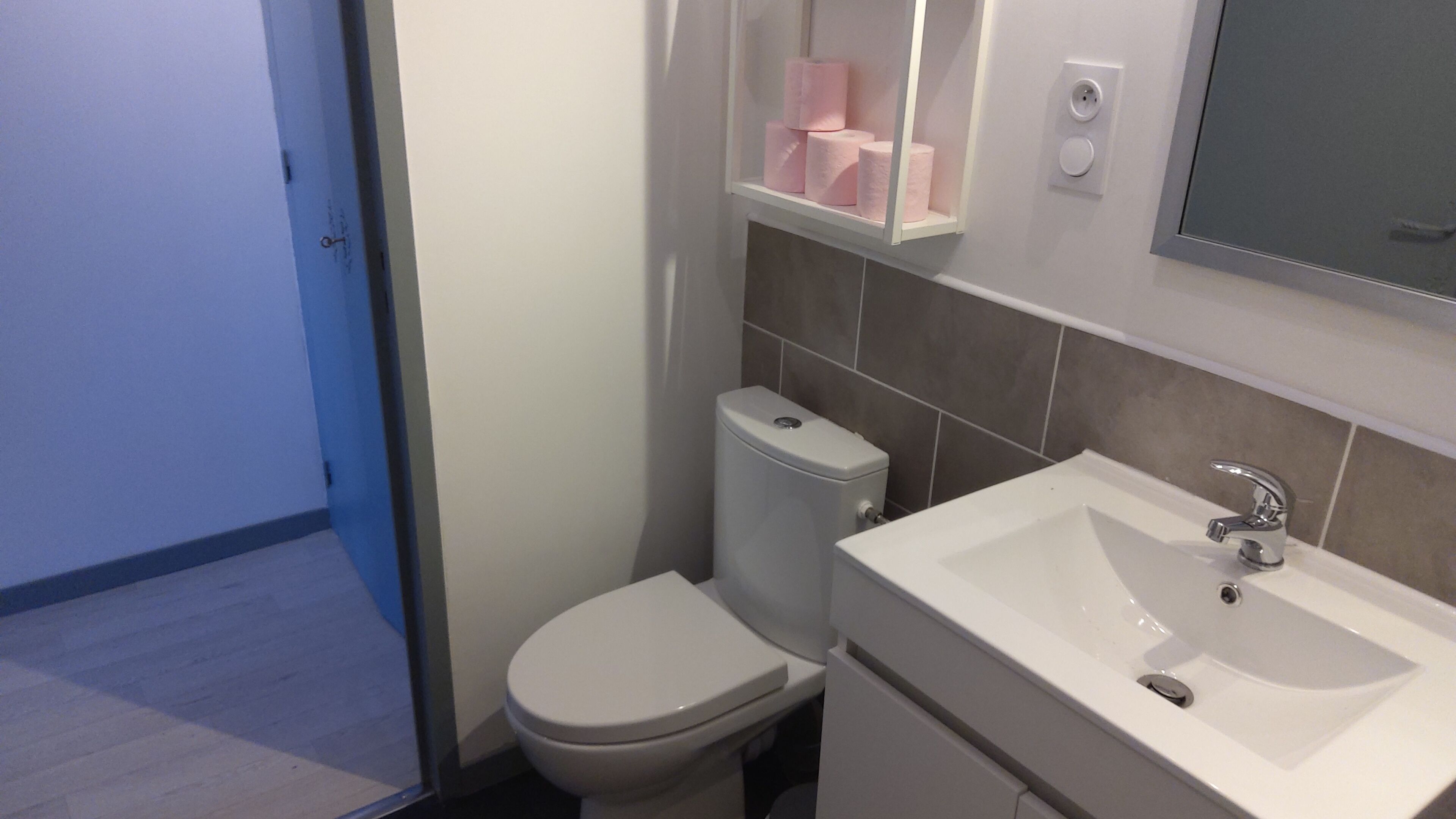 Dusj, håndklær og toalettpapir