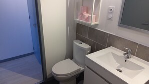 淋浴設備、提供毛巾、廁紙