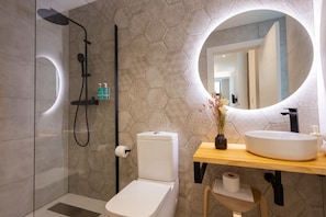 Shower, hair dryer, towels
