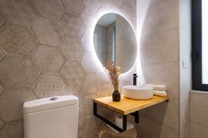 Shower, hair dryer, towels - The Trafalgar Apartment 07 by Florit Flats (Valencia)