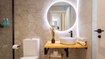 Een douche, een haardroger, handdoeken