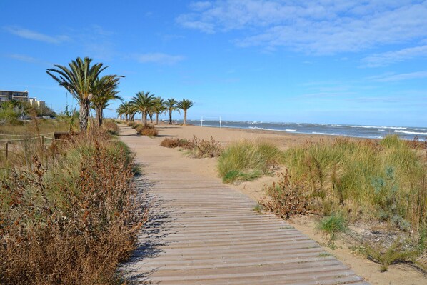 Una spiaggia nelle vicinanze