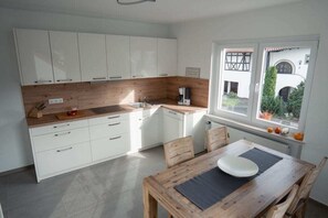 Réfrigérateur, plaque de cuisson, lave-vaisselle, cafetière/bouilloire