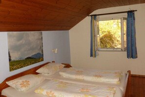 2 bedrooms, travel crib, free WiFi, bed sheets