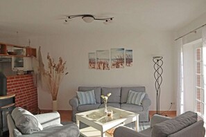 Smart TV, lareira, DVD player, aparelho de som