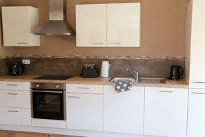 冷蔵庫、オーブン、コンロ、食器洗い機