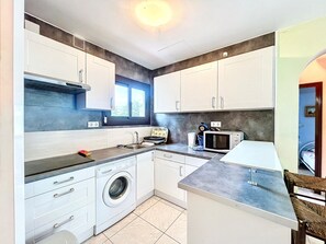 Kjøleskap, mikrobølgeovn, kaffetrakter/tekoker og brødrister