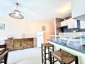 Kühlschrank, Mikrowelle, Wasserkocher mit Kaffee-/Teezubehör, Toaster