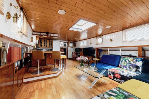 Bateau Péniche de Standing 70 Metres Carrés Plus Terrasse Collée à Paris