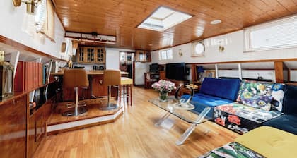 Bateau Péniche de Standing 70 Metres Carrés Plus Terrasse Collée à Paris