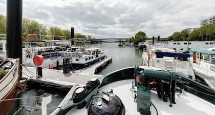 Bateau Péniche de Standing 70 Metres Carrés Plus Terrasse Collée à Paris